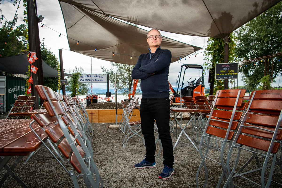 Andreas Brüllmann steht zwischen Stühlen im ehemaligen Biergarten am Pfäffikersee.